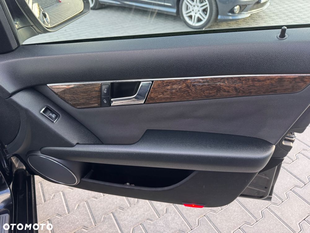 Mercedes-Benz Klasa C 220 CDI DPF Automatik Elegance - 27