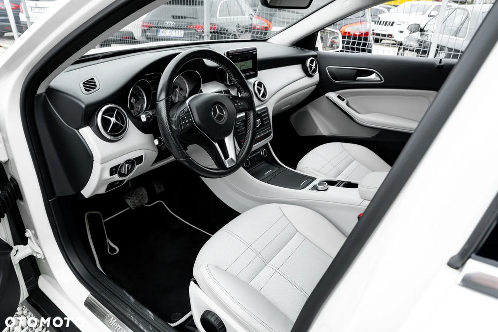 Mercedes-Benz GLA 250 4Matic 7G-DCT Activity Edition - 17