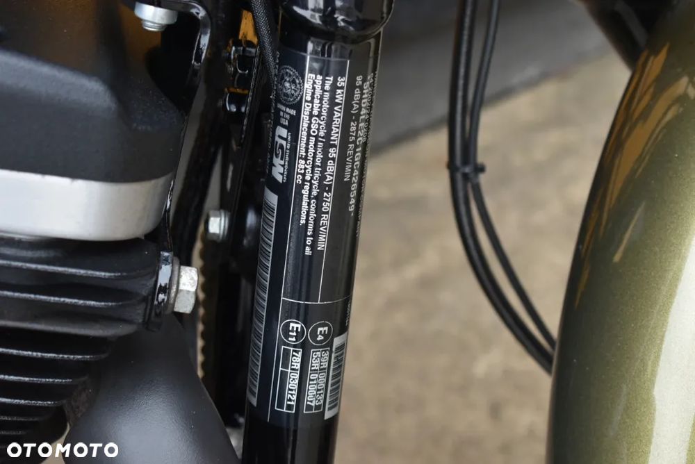 Harley-Davidson Sportster Iron 883 - 23