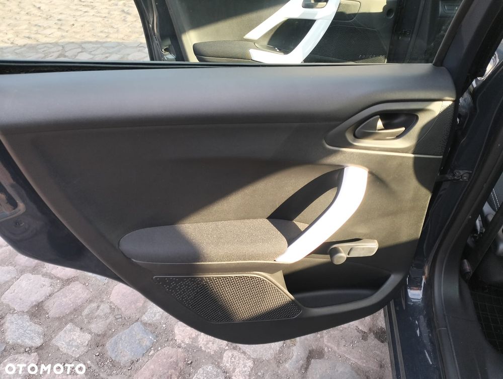 Peugeot 208 - 8