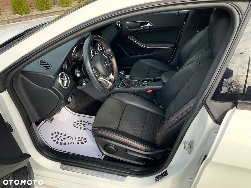 Mercedes-Benz CLA 180 AMG Line - 17