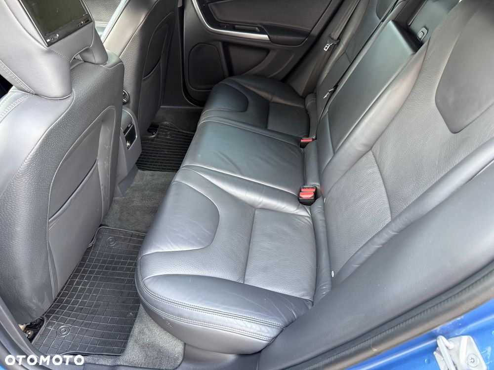 Volvo V60 D6 AWD Plug-in Hybrid Momentum - 29
