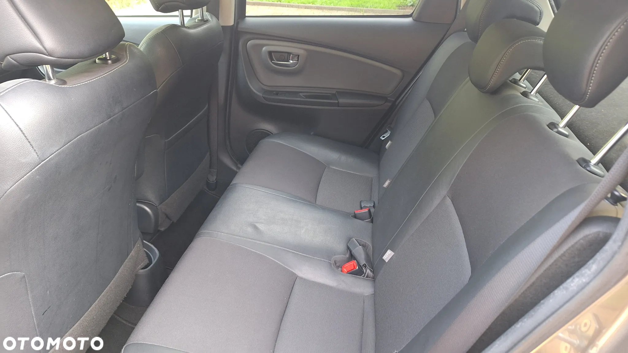 Toyota Yaris Hybrid 100 Premium - 11