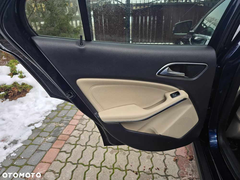 Mercedes-Benz GLA 250 4Matic 7G-DCT - 10