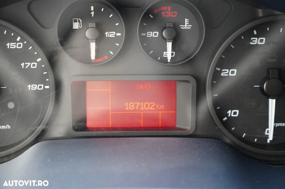 Iveco DAILY 35-160 / CONTAINER 4.2 M / LIFT - 750 kg / TWIN GVWR: 3500 KG - 39