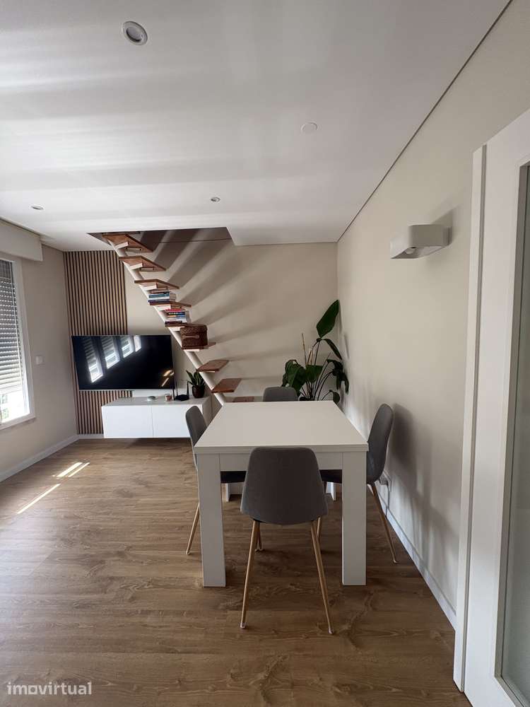 T1+1 Duplex Totalmente Remodelado e Equipado - Último Piso e elevador - Grande imagem: 2/25
