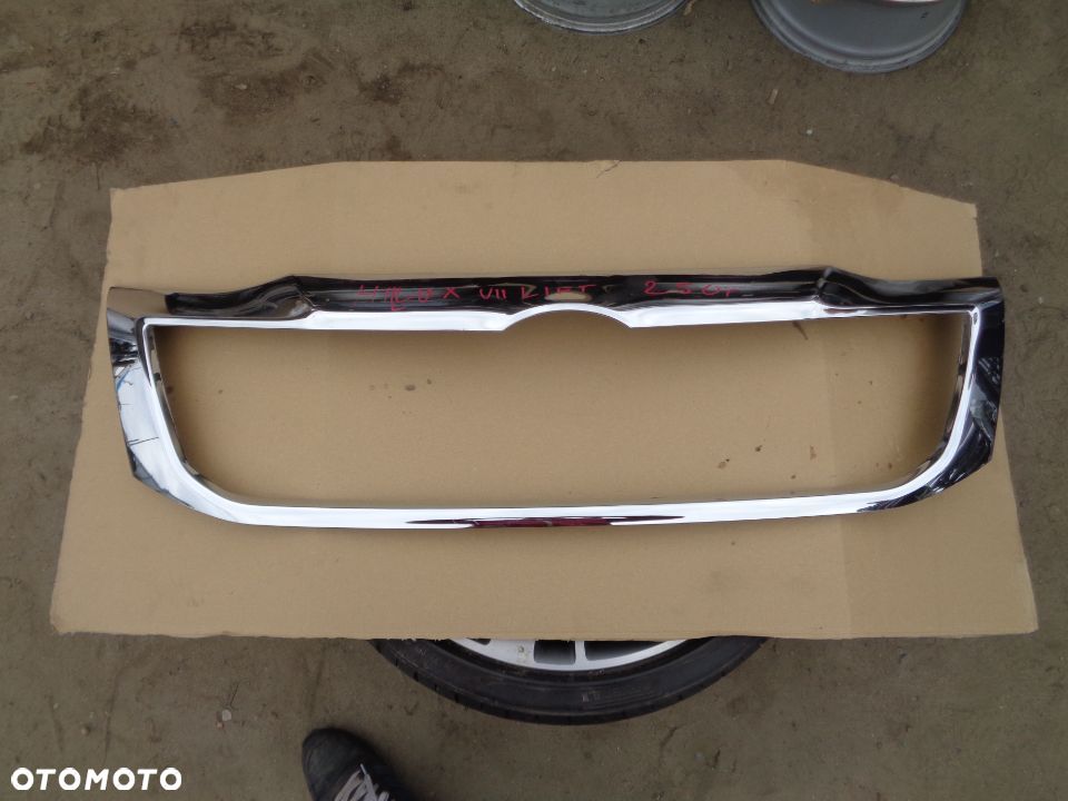TOYOTA HILUX LIFT RAMKA CHROM GRILL - 1