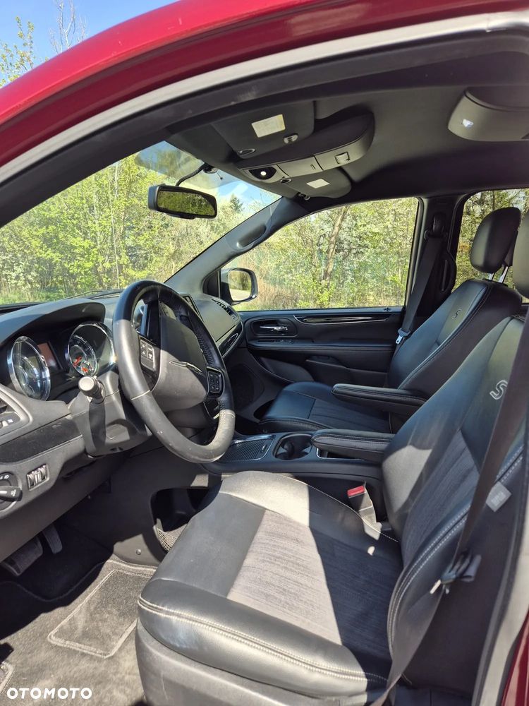 Chrysler Town & Country - 10