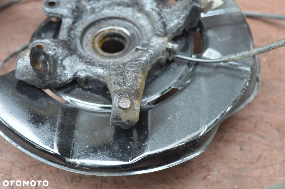 BMW E81 / E82 / E87 / E90 / E91 / E92 ORYGINALNA ZWROTNICA TYŁ LEWA / PRAWA / PIASTA TYŁ O NR.  33 32 6 774 807 / 33 32 6 757 735 / 33 32 6 774 808 OEM W DOBRYM STANIE - 18