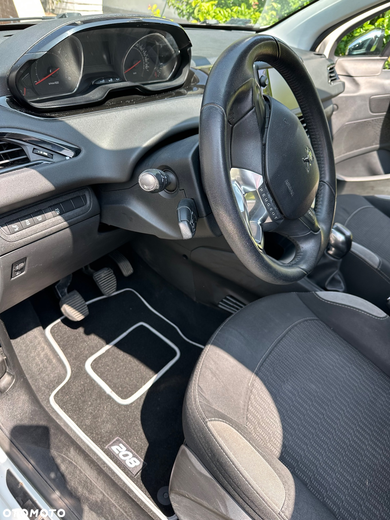 Peugeot 208 - 8