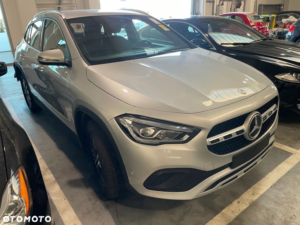 Mercedes-Benz GLA 180 Business Edition - 1