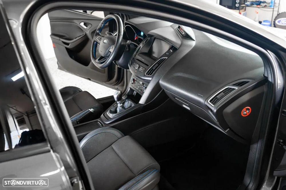 Ford Focus 2.3 EcoBoost RS - 49