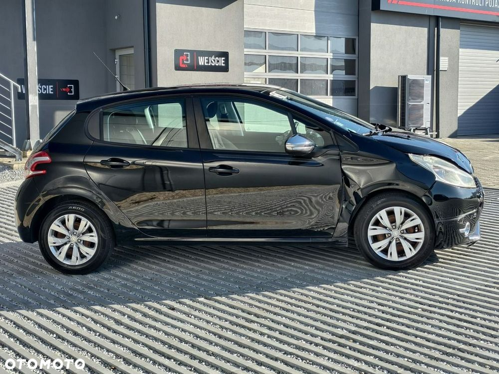 Peugeot 208 - 8
