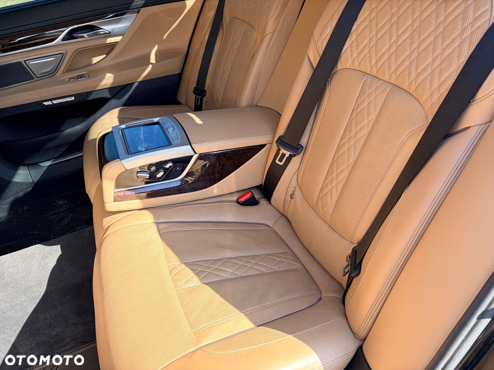 BMW Seria 7 750i xDrive Edition Exclusive - 15