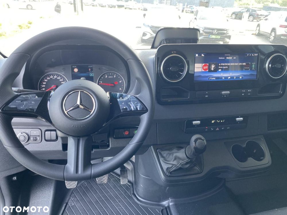 Mercedes-Benz Sprinter - 12