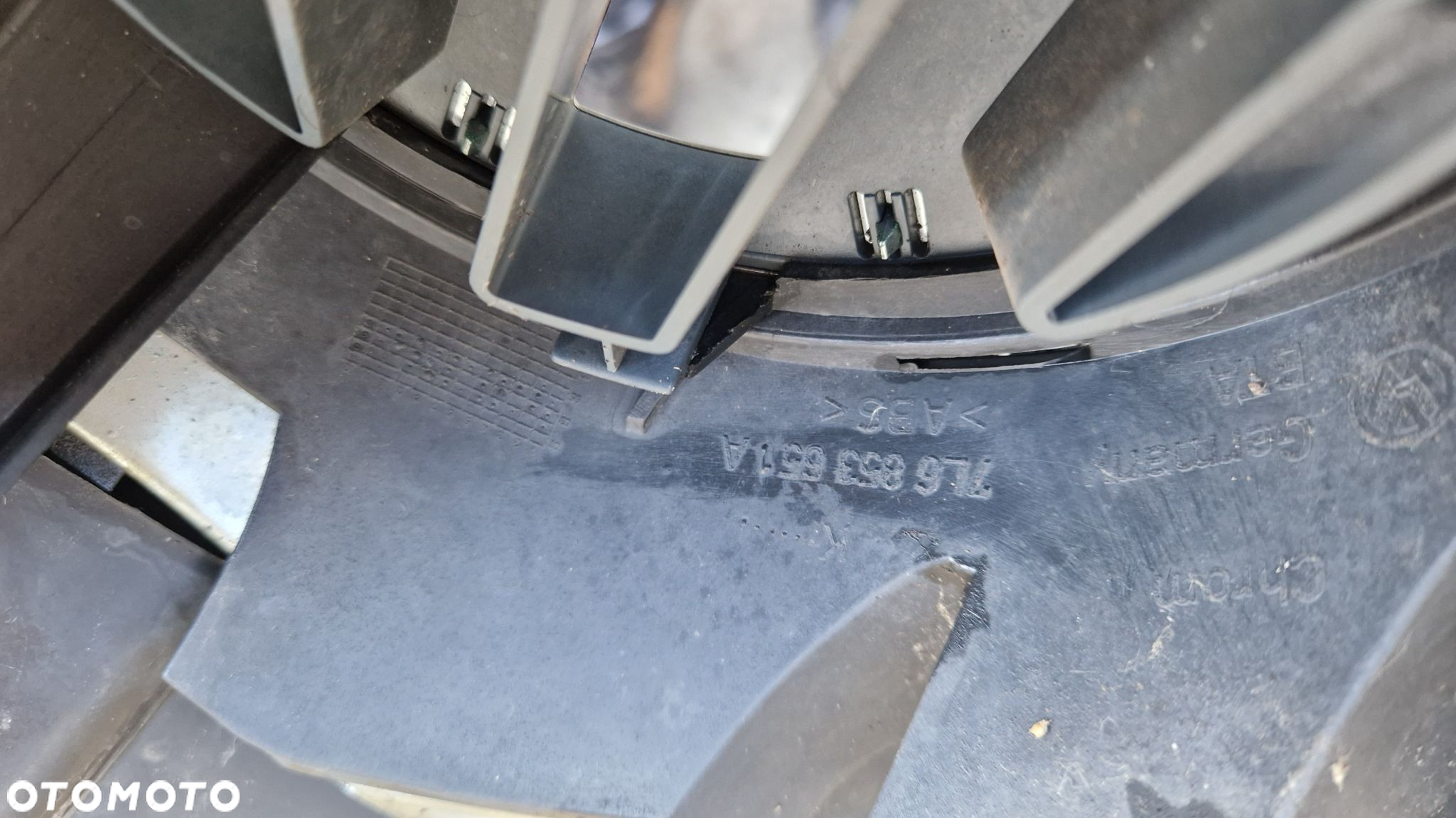 VW TOUAREG ATRAPA GRILL ZDERZAKA PRZÓD 7L6853651A - 2