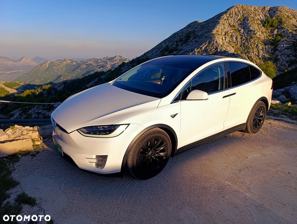 Tesla Model X - 9
