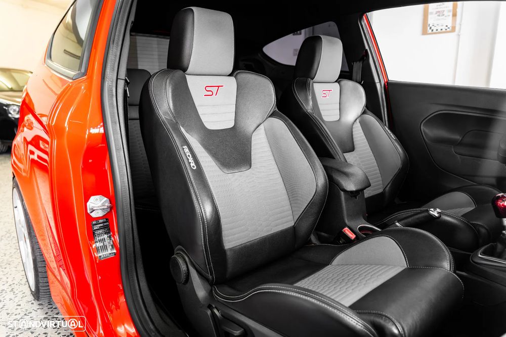 Ford Fiesta 1.6 T ST - 36