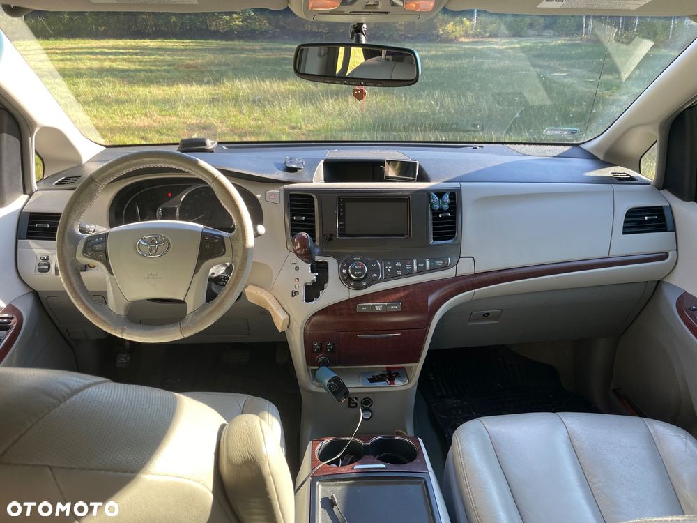 Toyota Sienna - 10