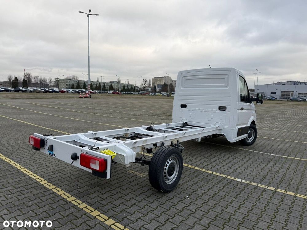 Volkswagen Crafter Crafter 35 Podwozie z pojedynczą kabiną silnik: 2,0 l EURO VI SCR 163 KM / skrzynia biegów: Przedni napęd automatyczna 8-biegowa rozstaw osi: 4490 mm - 5