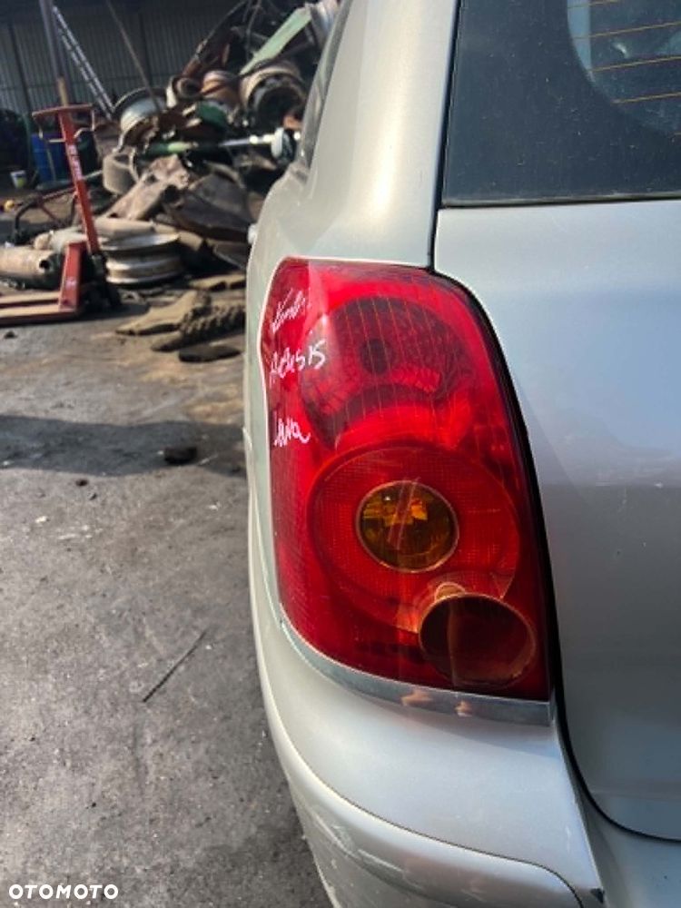 Lampsa tylna lewa Toyota Avensis II 2 T25 Kombi !! Cena za szt. - 2