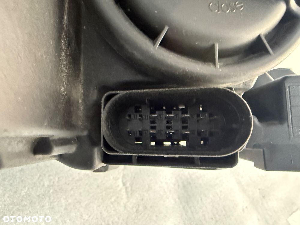Lampa przednia lewa Mercedes-Benz C W204 A204 xenon skrętny kompletny - 7