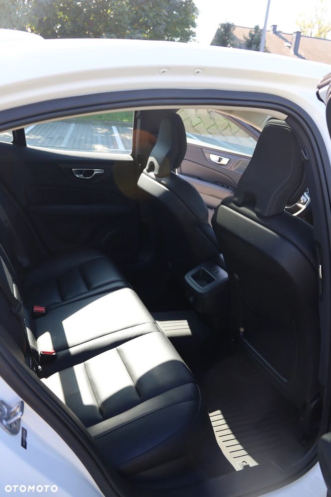 Volvo S60 B5 B AWD Plus Dark - 24