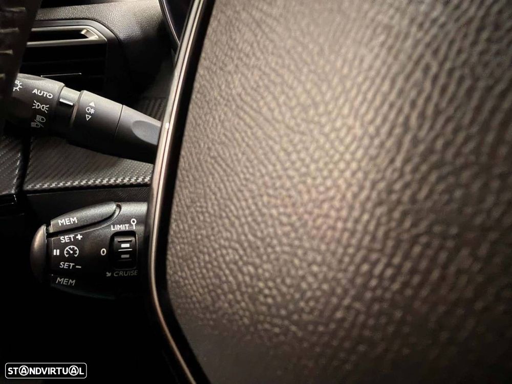 Peugeot 2008 1.2 PureTech Allure Pack - 20