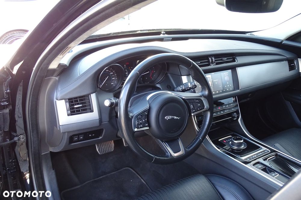 Jaguar XF 20d Prestige - 12