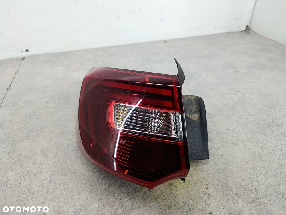 LAMPA TYLNA LEWA OPEL GRANDLAND X YP00098380 81660101  GM - 5