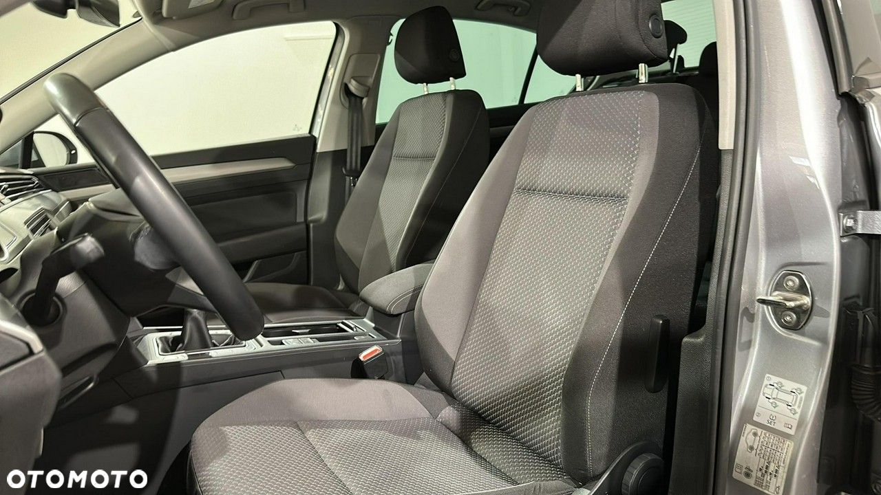Volkswagen Passat - 12