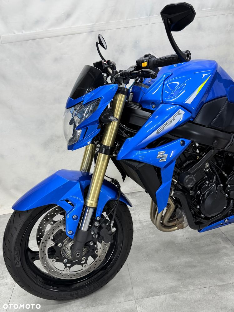 Suzuki GSR - 23