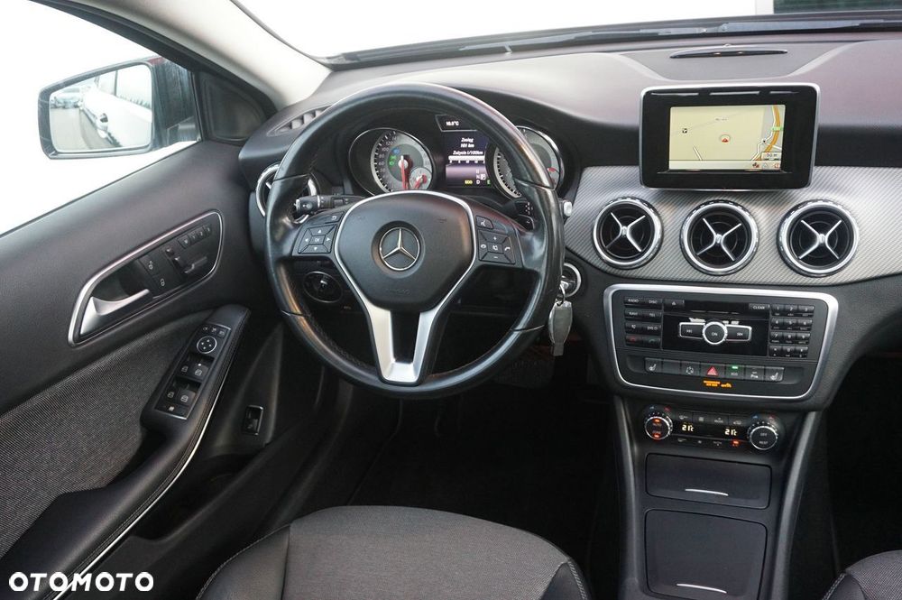 Mercedes-Benz GLA 200 7G-DCT Urban - 17