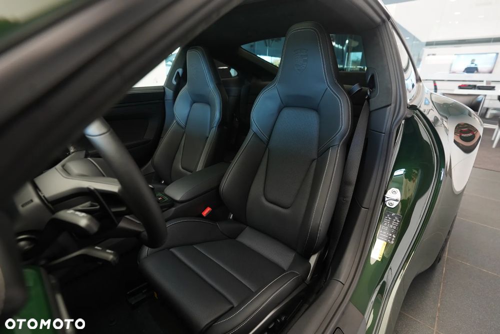 Porsche 911 Carrera 4 GTS - 9