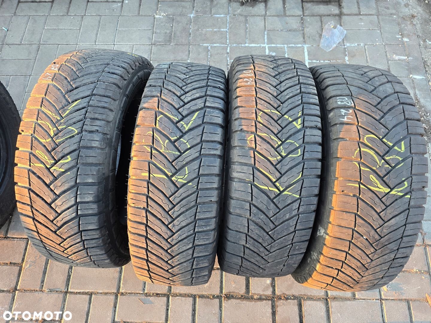 MICHELIN AGILIS CROSSCLIMATE 215/65R16C 109/107T 4X 24R - 1