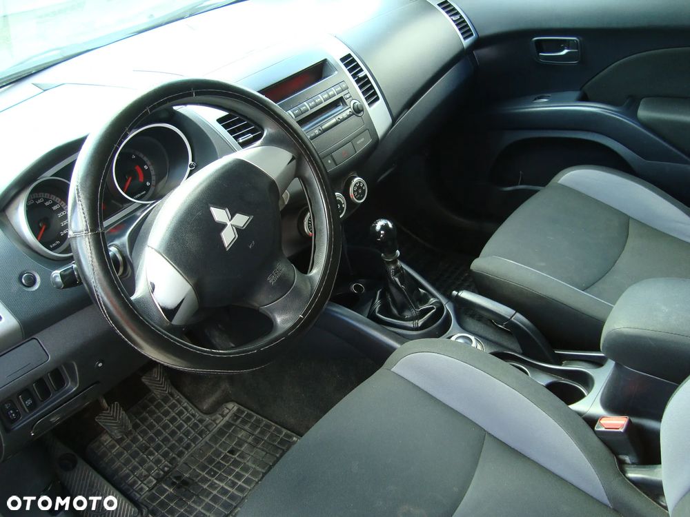 Mitsubishi Outlander - 9