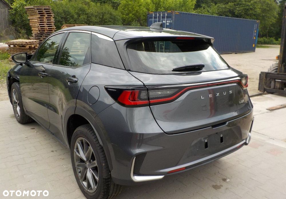 Lexus LBX - 9