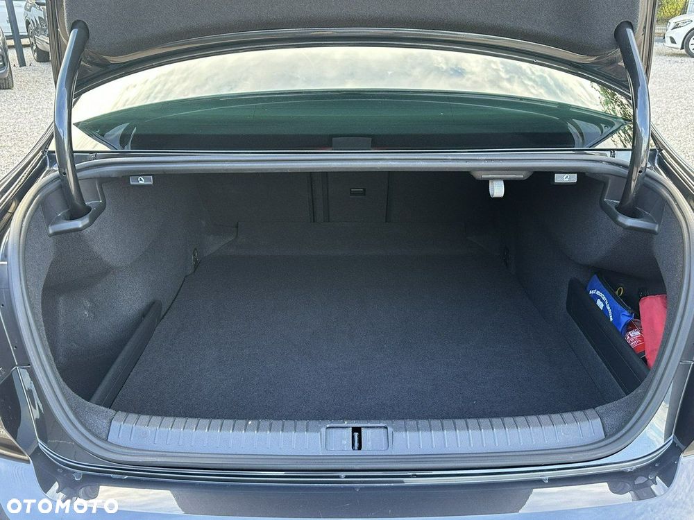 Volkswagen Passat - 11