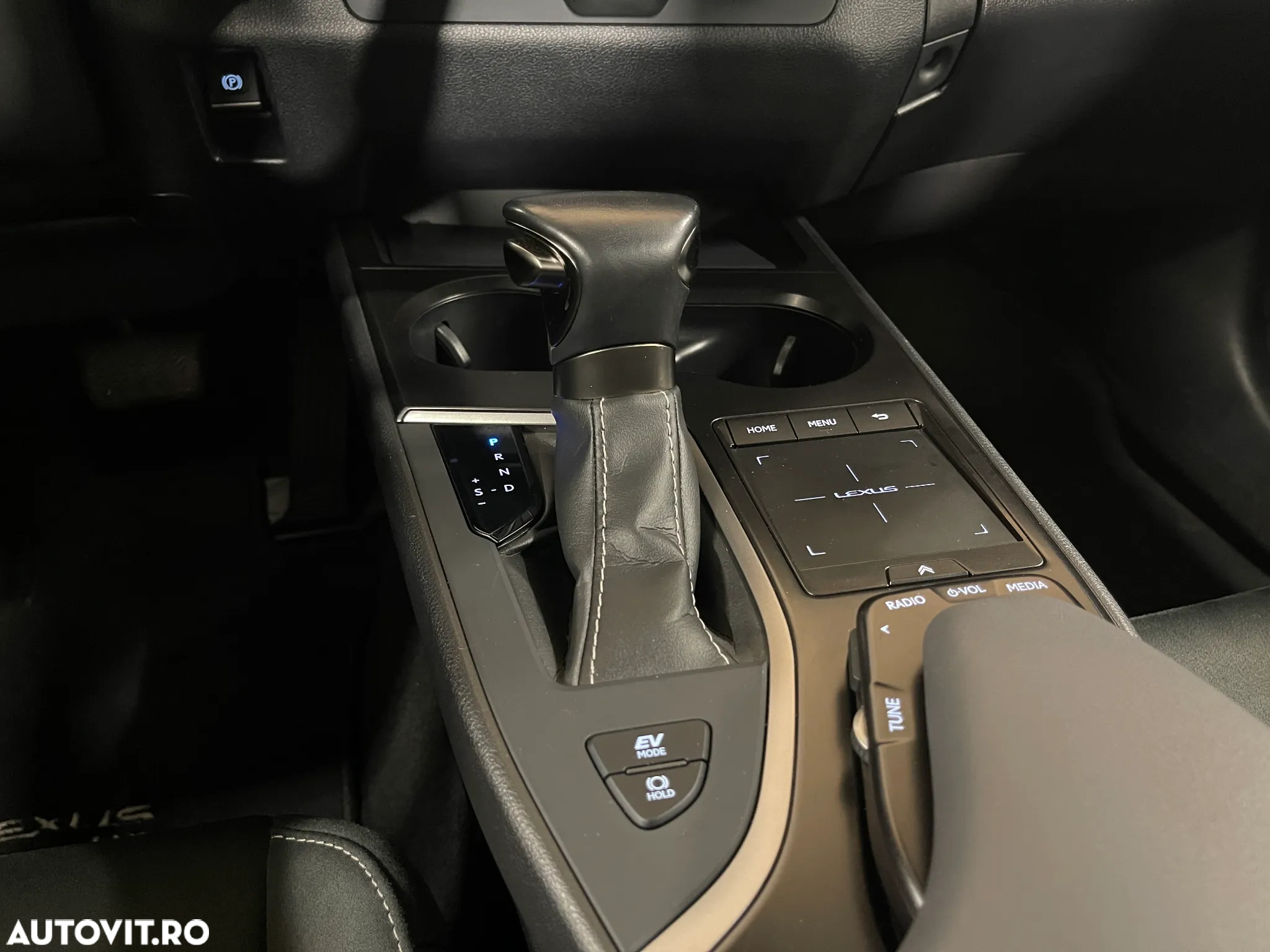 Lexus UX 250h 2.0L HEV 20H- (178 HP) 4X2 CVT Business - 20