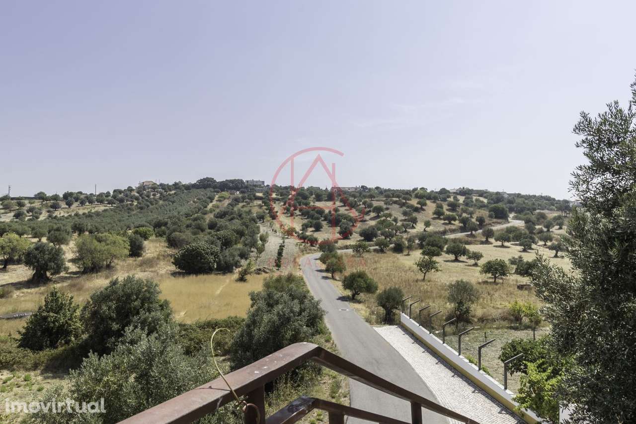 Quinta com moradia T4+2 inserida em lote com 8.160 m2 em Chancelaria ? - Grande imagem: 2/46