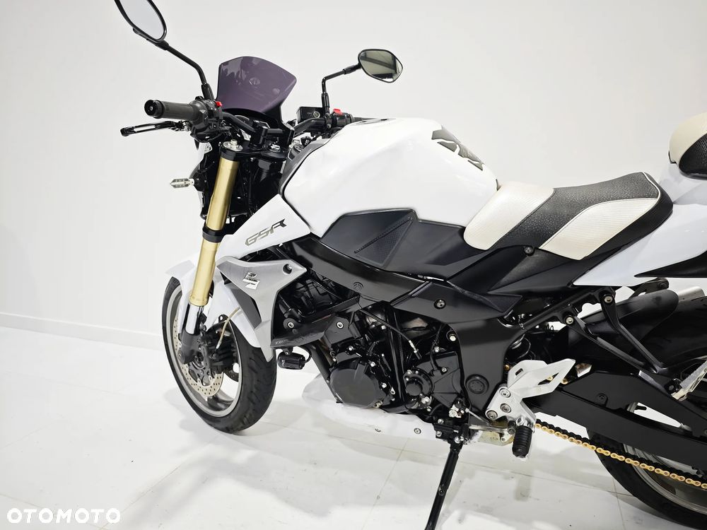 Suzuki GSR - 11