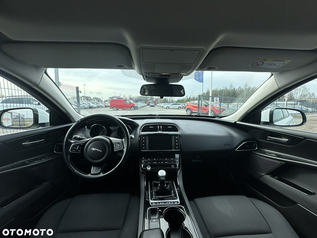 Jaguar XE - 11
