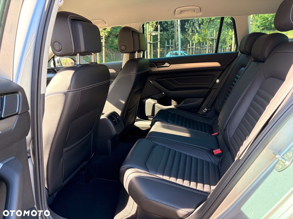 Volkswagen Passat Variant 1.5 TSI EVO Elegance DSG - 9
