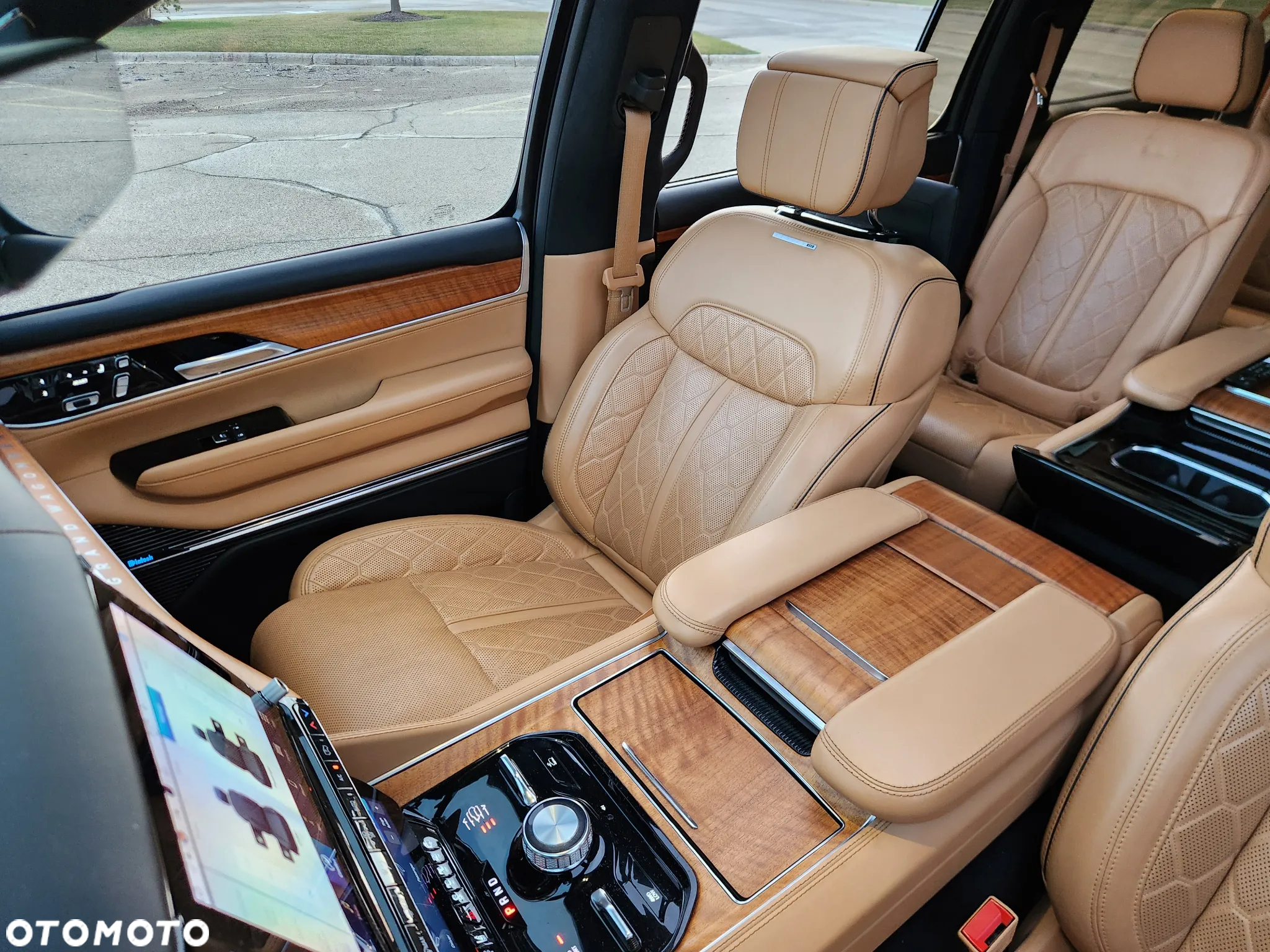 Jeep Grand Wagoneer - 31