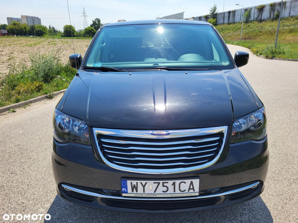Chrysler Town & Country - 3