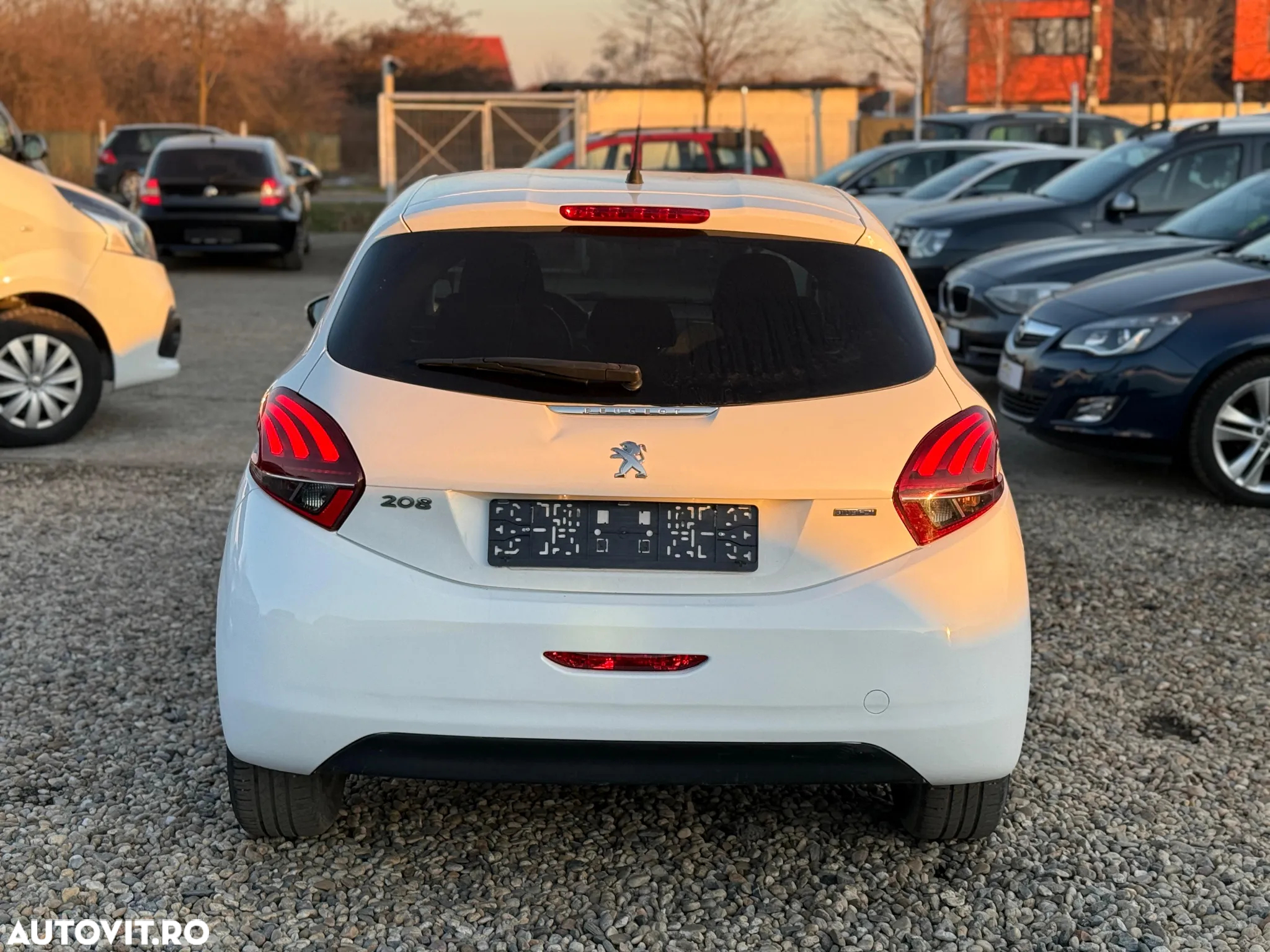Peugeot 208 1.6 e-HDi FAP STT Allure - 12