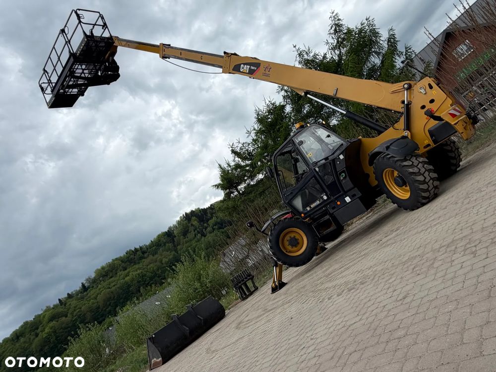 Caterpillar TH414 CAT Ładowarka Teleskopowa Dźwig Zwyżka 17 metrów wysuw z Bocianem. Udźwig 4 tony. Kosz z Pilotem. Widły. Łyżka szufla. Wysięgnik Bocian. Maszyna jak Nowa z Norwegii Pracowała w Urzędzie Komunalnym. KLIMATYZACJA. DEKRA BMWT. skręt 3 tryby 4 koła KRAB. Auto-poziomowanie! Zero luzów wycieków jak Nowa z salonu. Małe Gabaryty maszyny a potężny zasięg i udzwig! Skrzynia Hydrostatic 4 biegi. Zmiana na Pokrętle przy kierownicy. Wszystko Sterowane z 1 dżojstkika wraz z łapami! OKAZJA. Dużo dodatkowych sekcji hydraulicznych! pracowała głównie z koszem. Zero luzów - 2