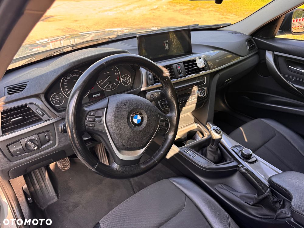 BMW Seria 3 318d xDrive - 11