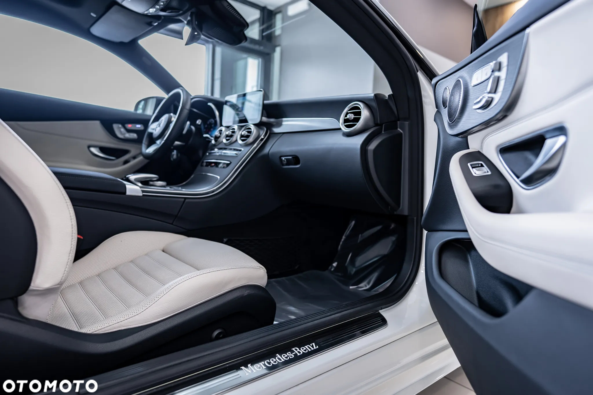 Mercedes-Benz Klasa C 300 9G-TRONIC - 36