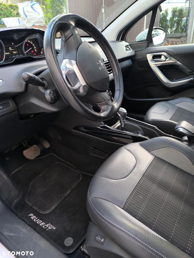 Peugeot 2008 1.2 Pure Tech Allure S&S EAT6 - 31